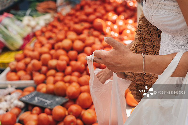 在乡村市场购买有机番茄的无名女人照片图片素材