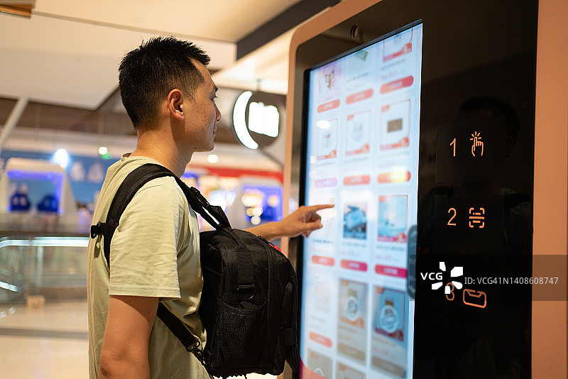亚洲男人在自助购物图片素材