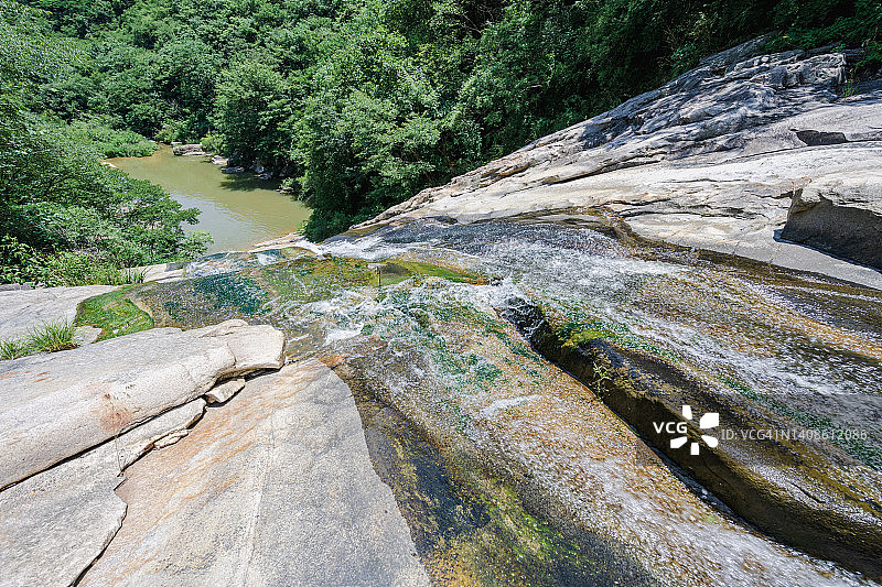 山谷中的溪流和瀑布图片素材