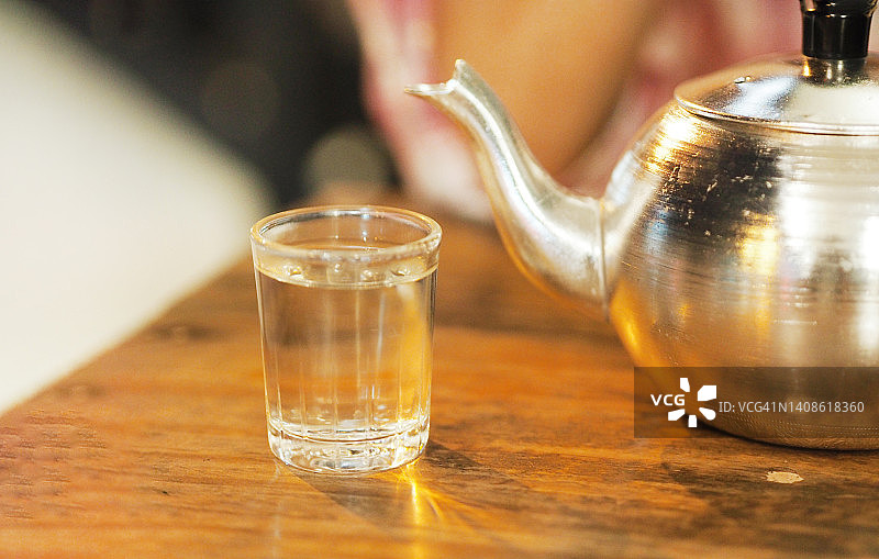 铝制茶壶和玻璃杯中的热茶图片素材