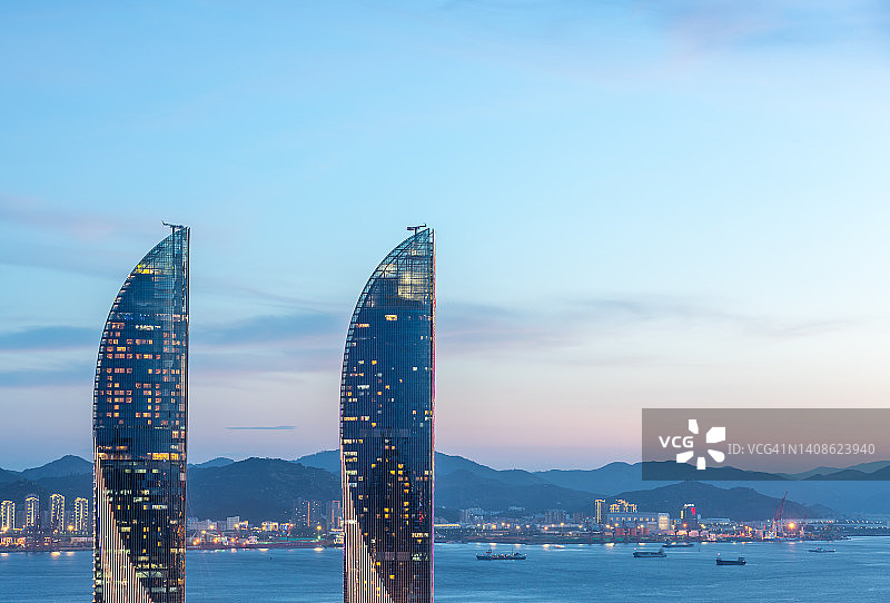厦门双子塔海滨城市夜景图片素材