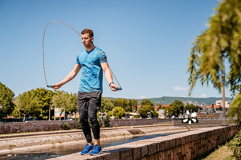 在码头上跳绳的年轻男人图片素材