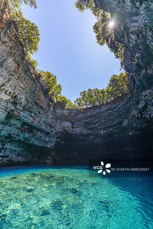 凯法利尼亚岛田园诗般的梅丽萨尼洞穴内的清澈水域图片素材