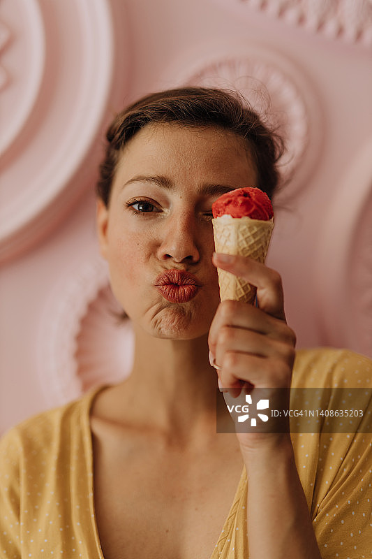 亲吻冰淇淋图片素材