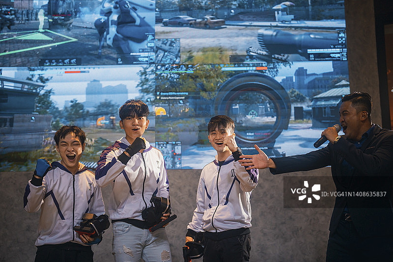 中国电竞团队欢呼赢得VR射击游戏总决赛图片素材