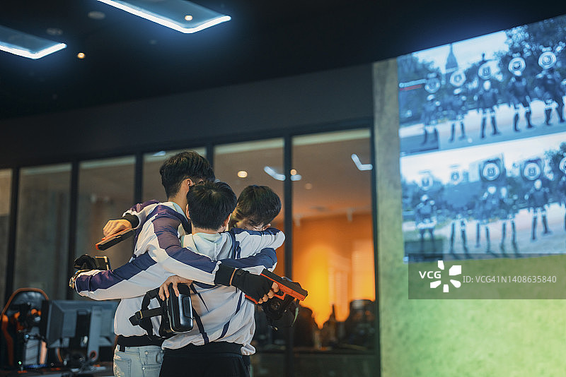 中国电竞团队在总决赛舞台上欢呼雀跃，赢得VR射击游戏图片素材