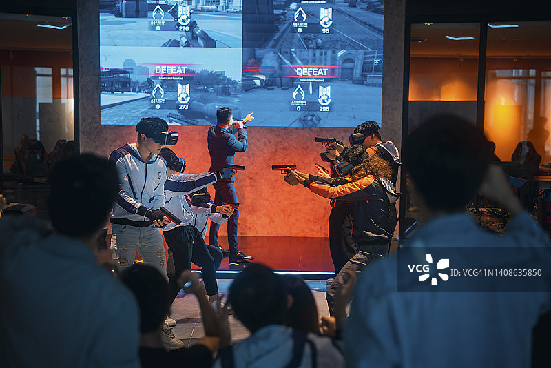亚洲电子竞技解说员主持VR射击游戏决赛图片素材