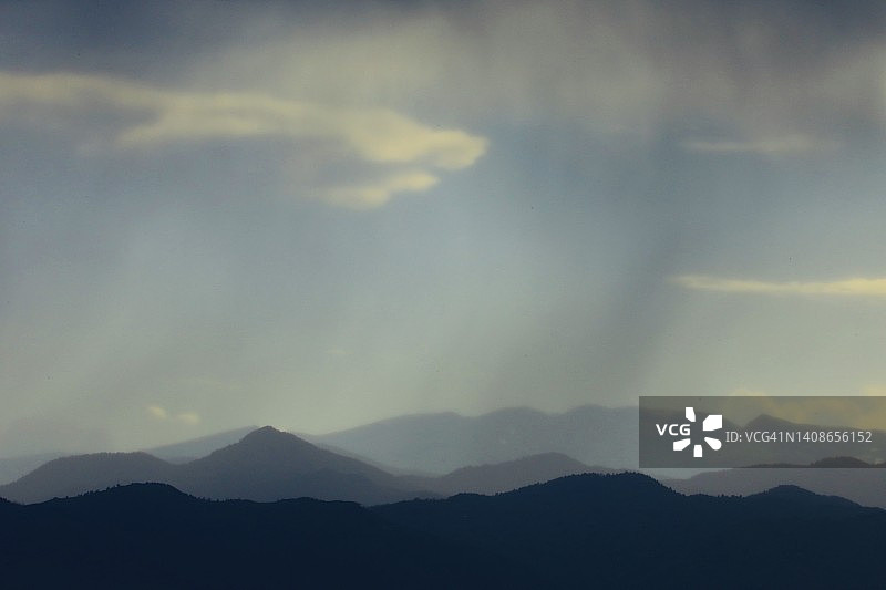 山上的暴风雨天气图片素材