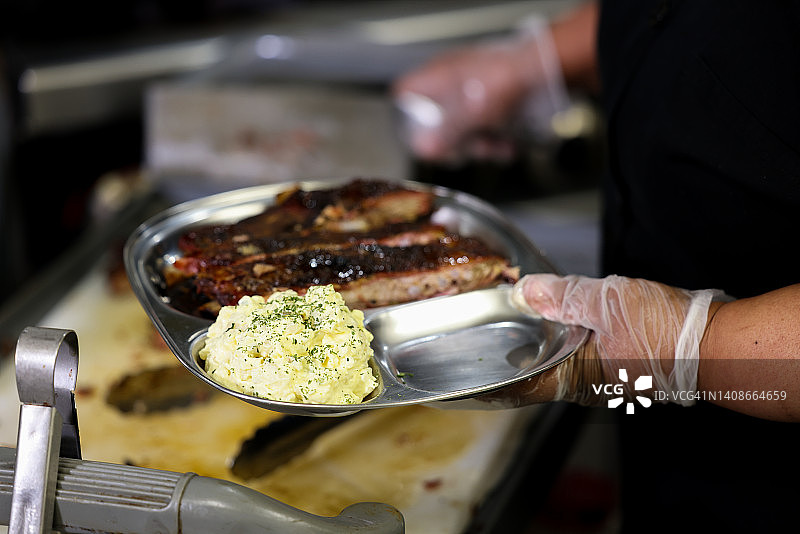 令人自豪的美味肉类和土豆沙拉的准备过程展示图片素材