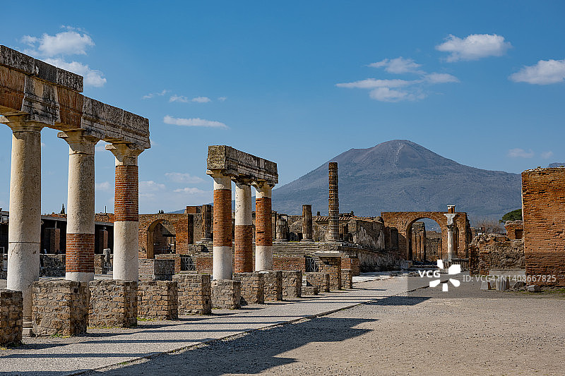 从庞贝遗址看维苏威火山，意大利那不勒斯图片素材