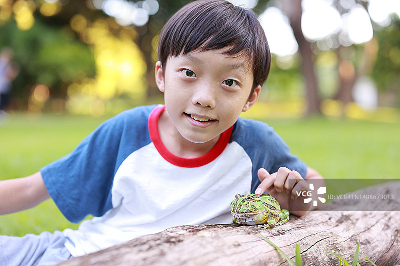 亚洲男孩拿着青蛙图片素材