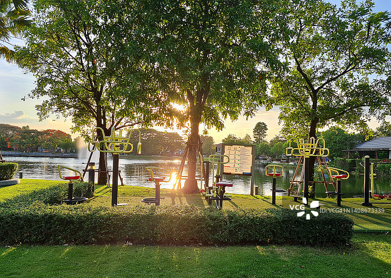 清晨公园里的游乐场图片素材