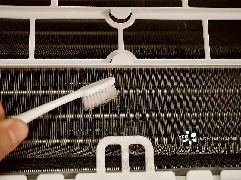 用刷子清洁空调的冷却盘管图片素材