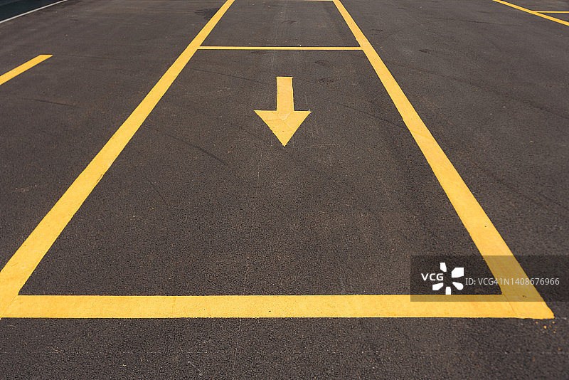 沥青路面上的停车位图片素材