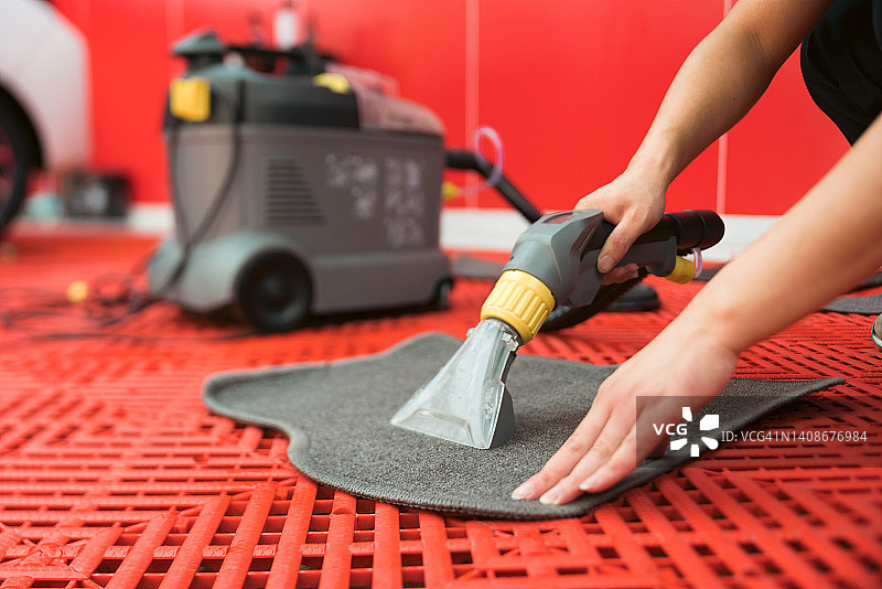 清洁汽车脚垫图片素材