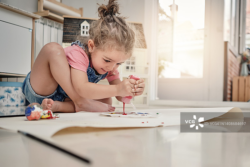 小女孩混合红色丙烯颜料图片素材