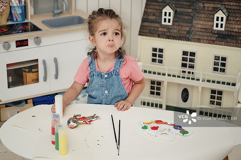 因画作不佳而悲伤的女孩图片素材