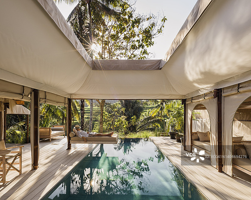 亚洲，印度尼西亚巴厘岛，年轻人在豪华露营地放松图片素材