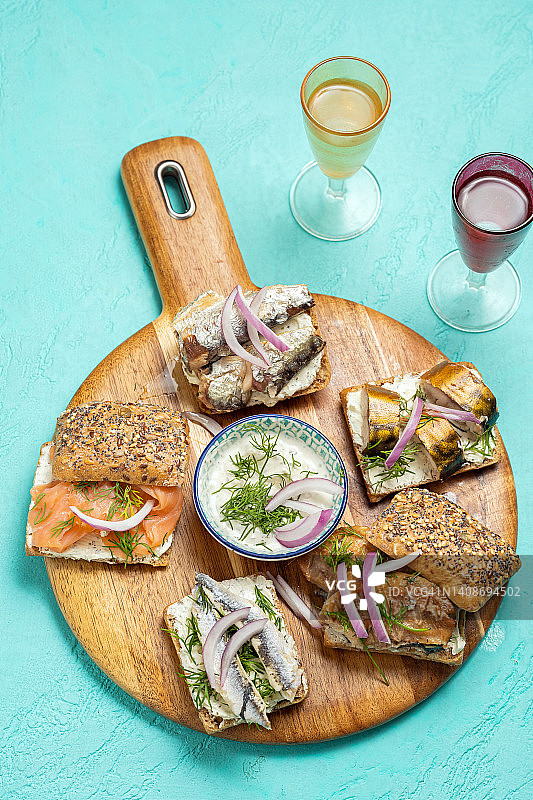 全麦面包上的什锦鱼图片素材