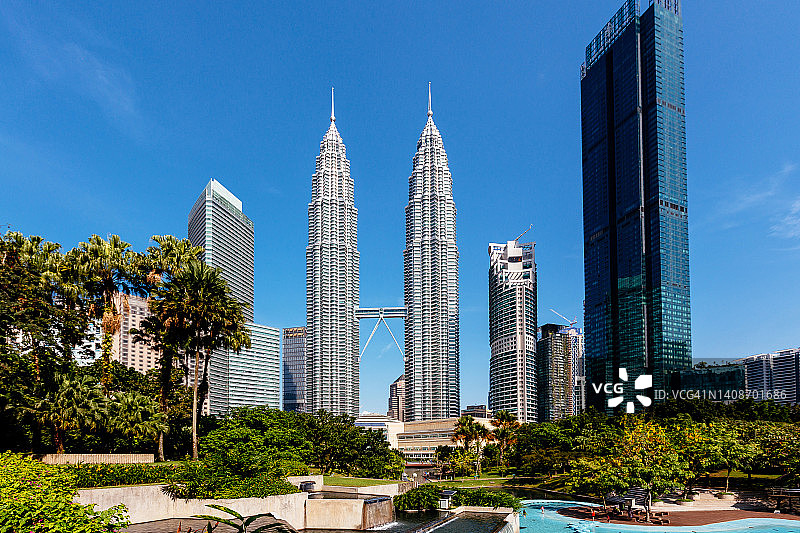 阳光明媚的马来西亚吉隆坡双子塔天际线图片素材