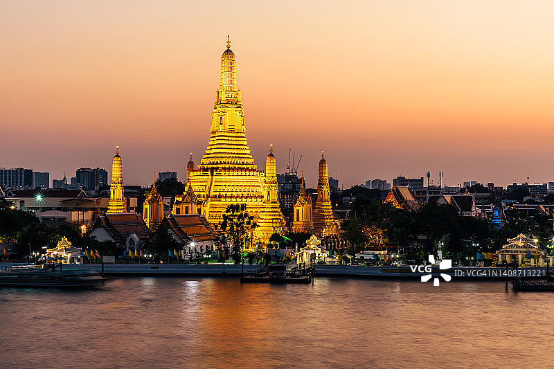 泰国曼谷郑王庙与昭披耶河日落景色图片素材
