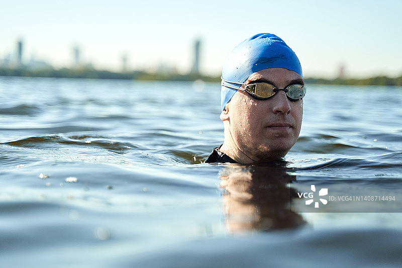 业余游泳运动员肖像图片素材