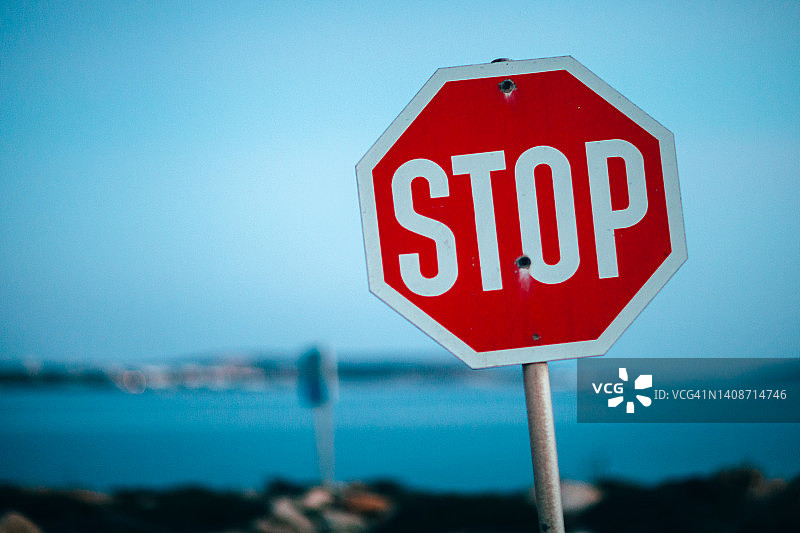 海滩小镇的停止标志图片素材