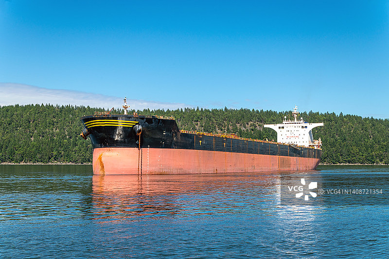 停泊在海上的大型油轮图片素材