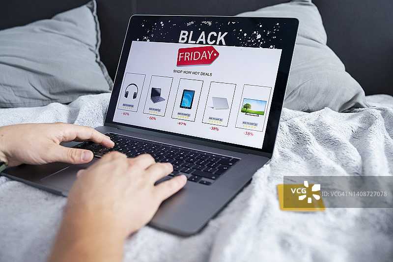 男子用笔记本电脑和信用卡进行在线购物特写图片素材