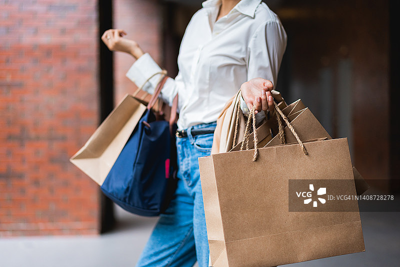 在城市购物中心购物袋女人的特写图片素材