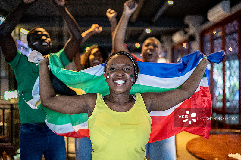 举着南非国旗庆祝的年轻女子图片素材