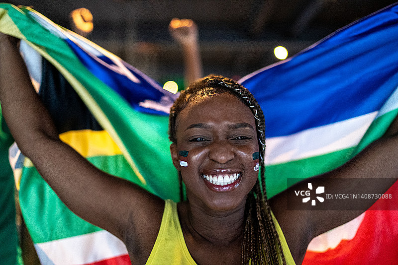 举着南非国旗庆祝的年轻女子图片素材
