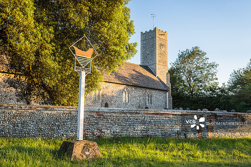 教堂前的邓维奇村庄标志图片素材