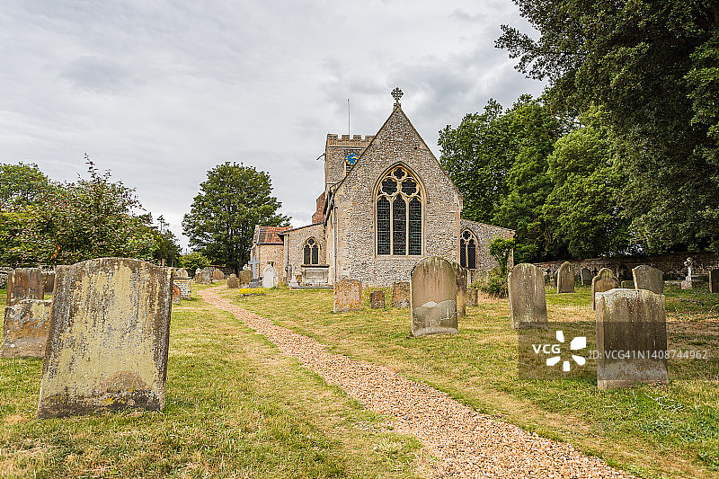 通往圣玛丽教堂的小路图片素材