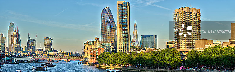 伦敦天际线，前景是伦敦工作室图片素材