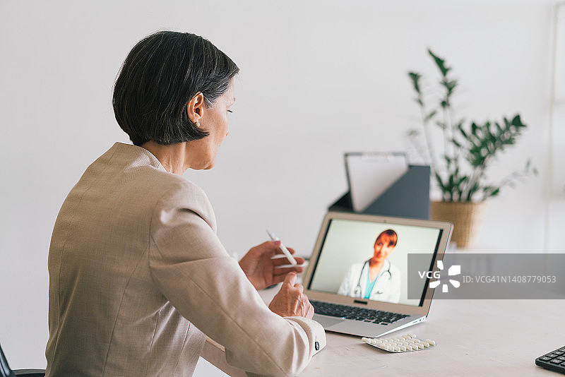 女商人与女医生线上咨询，远程医疗图片素材