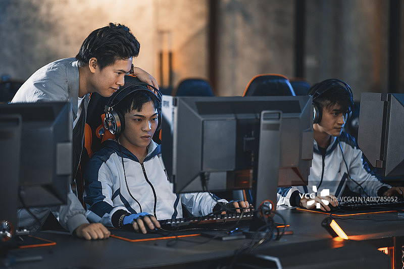 亚洲中国电竞团队教练在比赛前与队员进行最后讨论图片素材