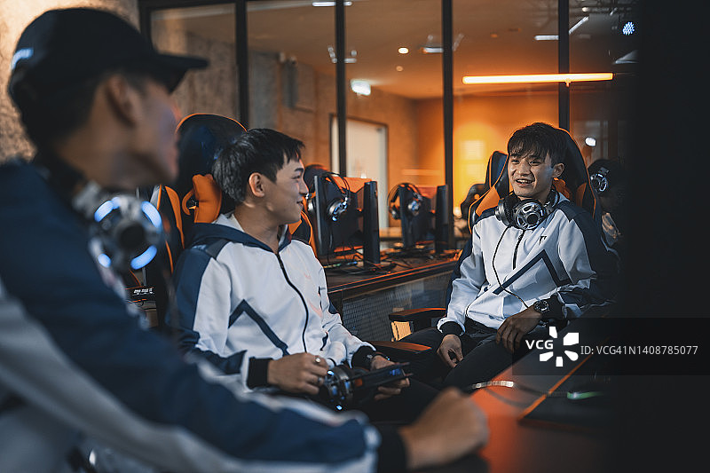 亚洲中国电竞团队在决赛前休息图片素材