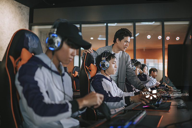 亚洲中国电竞团队教练在比赛前与队员进行最后讨论图片素材