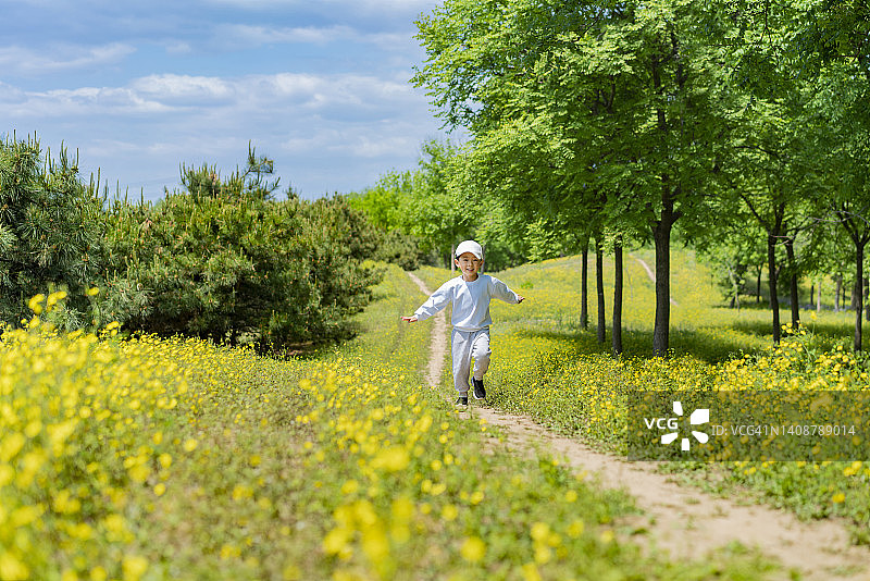 奔跑的婴儿图片素材
