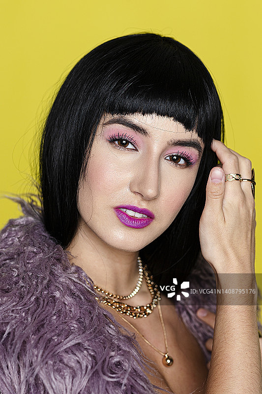 佩戴珠宝和外套的漂亮女人图片素材