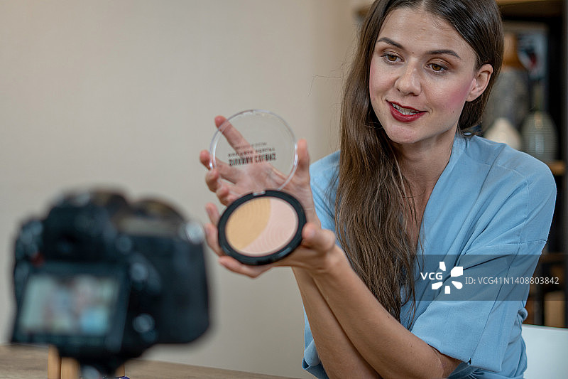 美妆博主在线销售图片素材