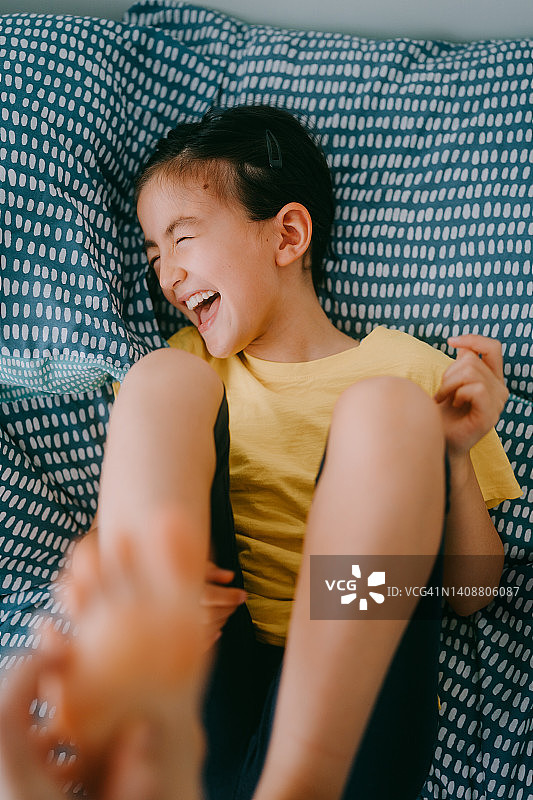 年轻女孩在床上被挠脚图片素材