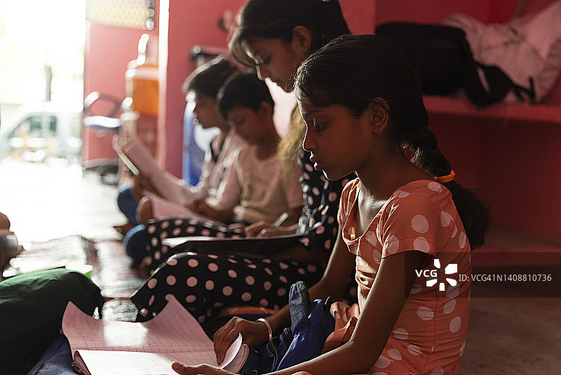 与同学一起学习的女孩侧面照图片素材