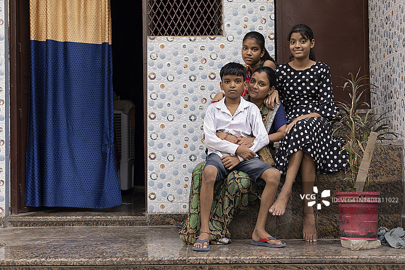 坐着的家庭肖像图片素材