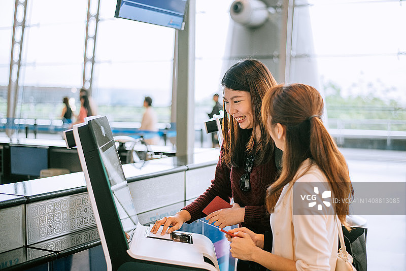 在机场使用自助值机办理登机牌的职业女性图片素材