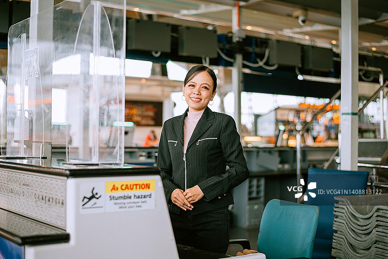 站在办理登机手续柜台前的空乘人员图片素材