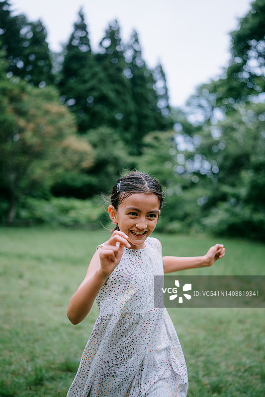 快乐的年轻女孩朝向相机奔跑图片素材