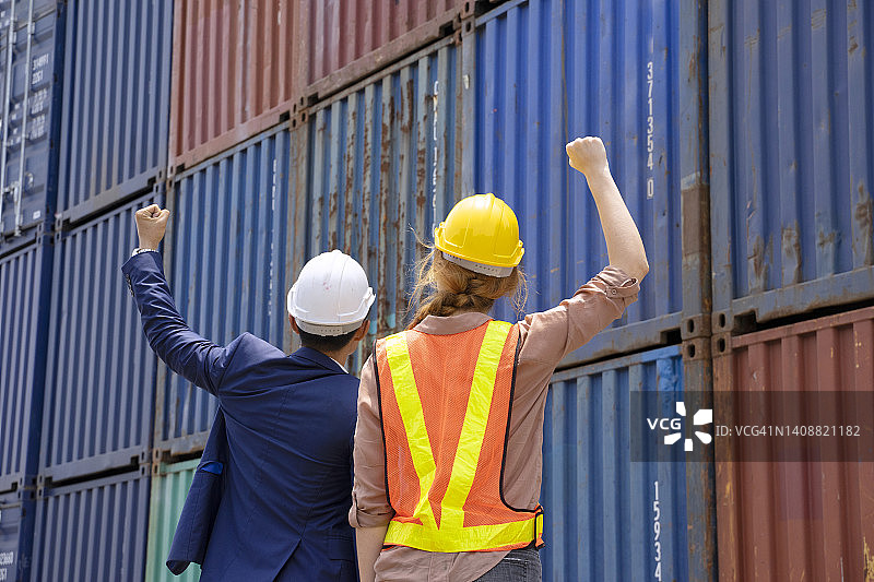 物流工人在集装箱仓库工作图片素材