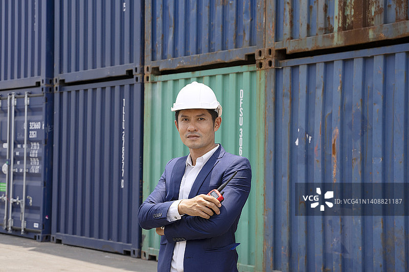 物流工人在集装箱仓库工作图片素材